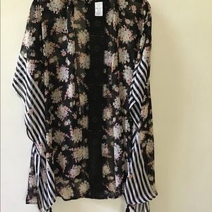 KAMONO FLORAL WITH BLACK AND WHITE STRIPED.